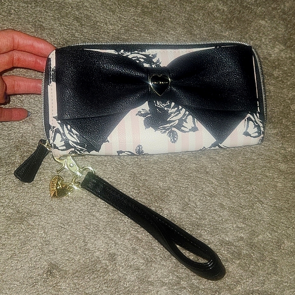 NWOT Betsey Johnson Black Roses Blush Double Zip Wallet